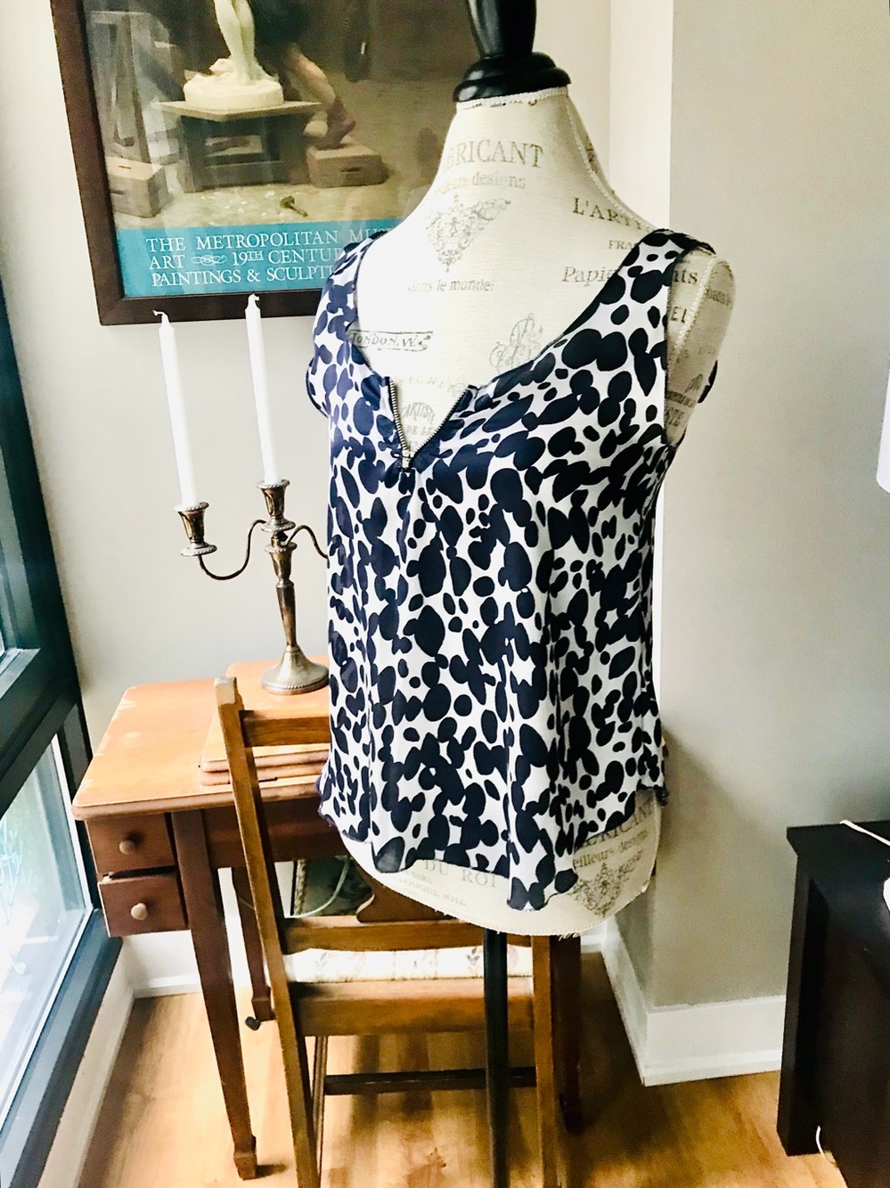 Akira Sleeveless Black & White Pattern Blouse Tank With Front Zipper Sz Small